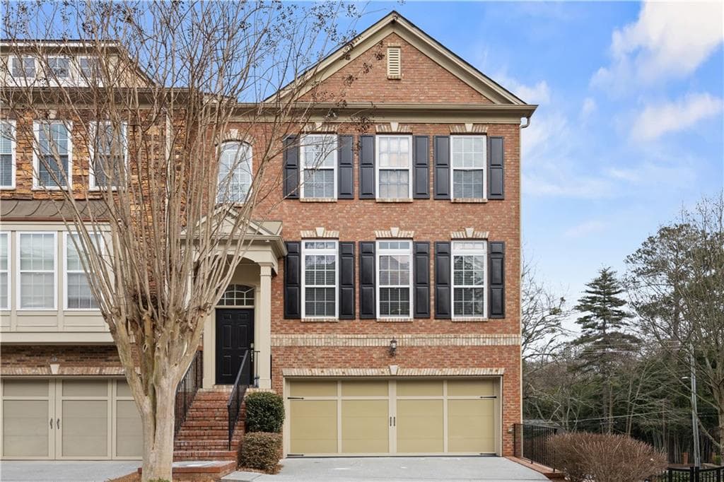 3 bedroom, 4 bathroom, 2,220 sq ft townhouse for sale at 2871 Overlook Way, Atlanta, GA 30324 — photo 1 of 38