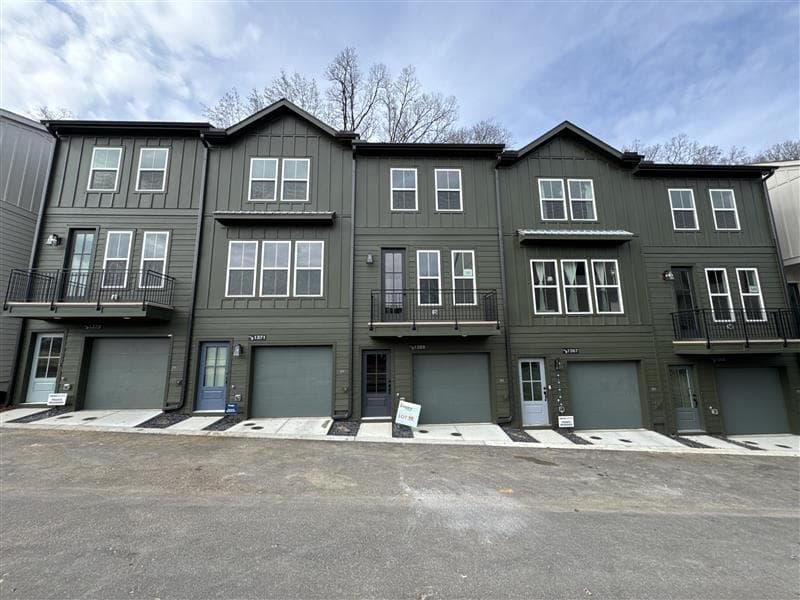 2 bedroom, 2 bathroom, 1,090 sq ft townhouse sold at 1379 Breezy Circle SE 93, Atlanta, GA 30315