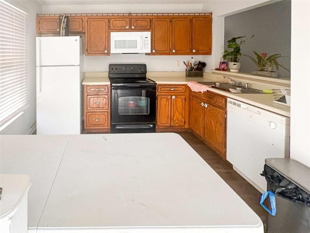 3 bedroom, 3 bathroom, 1,008 sq ft townhouse for sale at 662 Browning Lane, Conyers, GA 30013 — photo 2