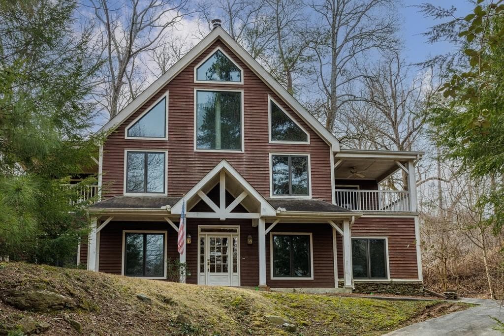 3 bedroom, 3 bathroom, 2,638 sq ft single family residence sold at 4334 Orchard Valley Drive, Atlanta, GA 30339