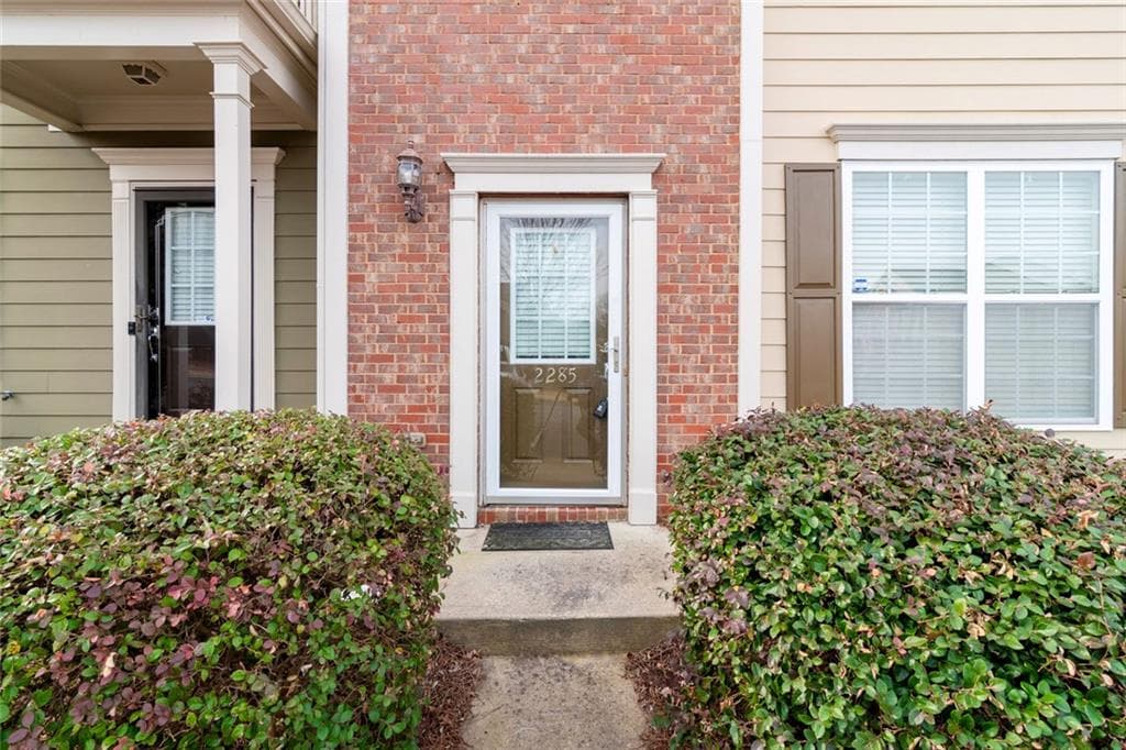 3 bedroom, 3 bathroom, 1,470 sq ft townhouse under contract at 2285 Deerwood Drive, Atlanta, GA 30331 — photo 2