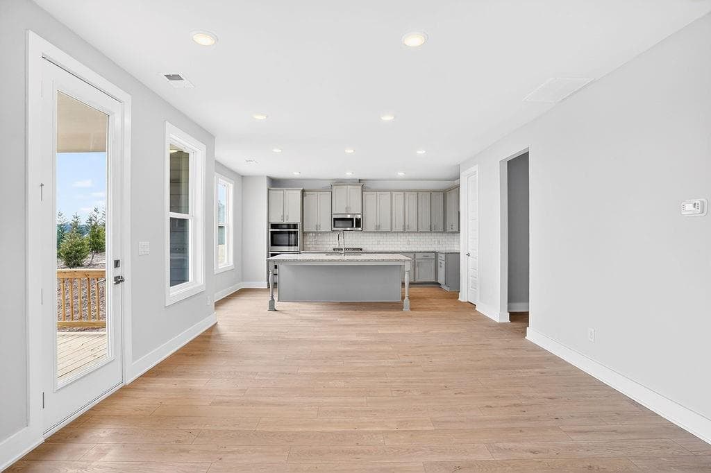 4 bedroom, 4 bathroom, 2,344 sq ft single family residence for sale at 2587 Parkside Way LOT 394, Gainesville, GA 30507 — photo 5