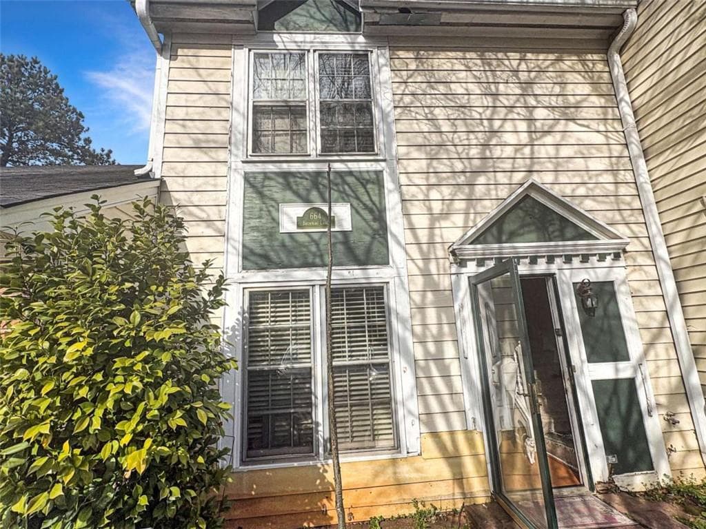 2 bedroom, 3 bathroom, 972 sq ft townhouse for sale at 664 Browning Lane, Conyers, GA 30013