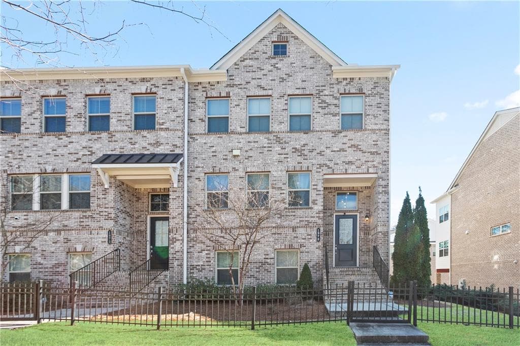 3 bedroom, 4 bathroom, 2,230 sq ft townhouse for sale at 1970 Devonwood Drive, Atlanta, GA 30329 — photo 1 of 34