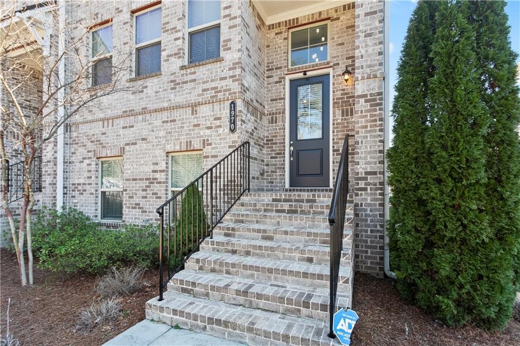 3 bedroom, 4 bathroom, 2,230 sq ft townhouse for sale at 1970 Devonwood Drive, Atlanta, GA 30329 — photo 2