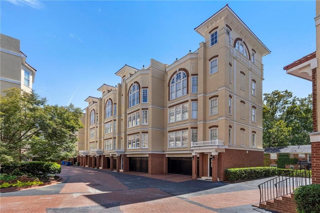 2 bedroom, 3 bathroom, 1,910 sq ft townhouse sold at 3541 Roswell Road 4, Atlanta, GA 30305