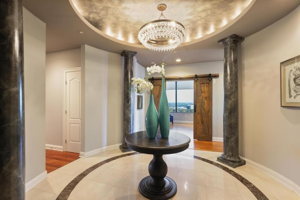 3 bedroom, 3 bathroom, 2,742 sq ft condominium for sale at 2828 Peachtree Road 2701, Atlanta, GA 30305 — photo 2