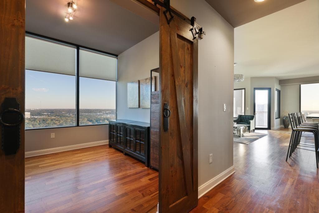 3 bedroom, 3 bathroom, 2,742 sq ft condominium for sale at 2828 Peachtree Road 2701, Atlanta, GA 30305 — photo 4