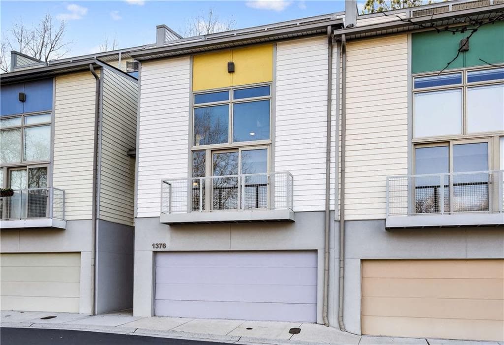 2 bedroom, 3 bathroom, 1,984 sq ft townhouse sold at 1376 Stirling Circle NW, Atlanta, GA 30318