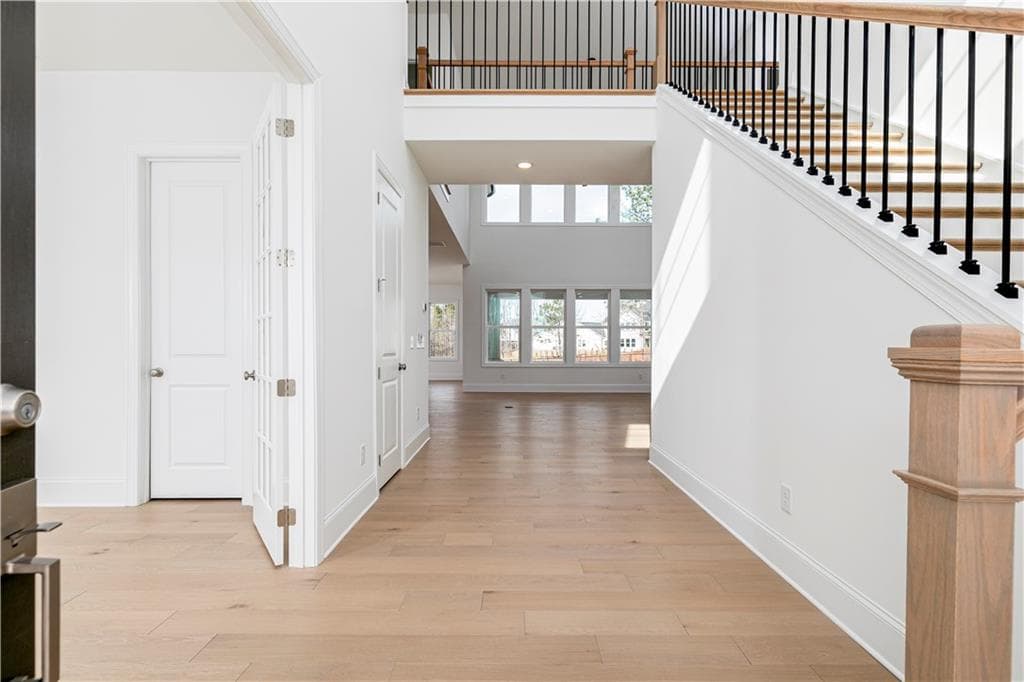 5 bedroom, 6 bathroom, 3,297 sq ft single family residence under contract at 6810 Wallace Creek Court, Cumming, GA 30028 — photo 5