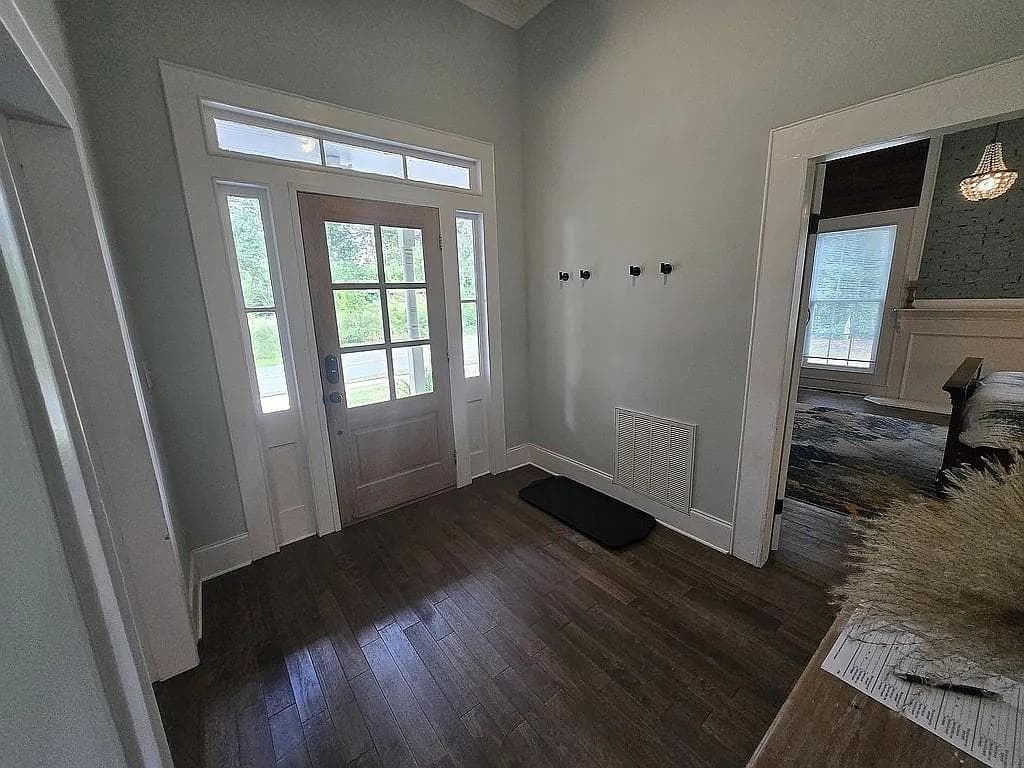 3 bedroom, 2 bathroom, 1,755 sq ft single family residence for sale at 151 S Jackson Street, Hartwell, GA 30643 — photo 2
