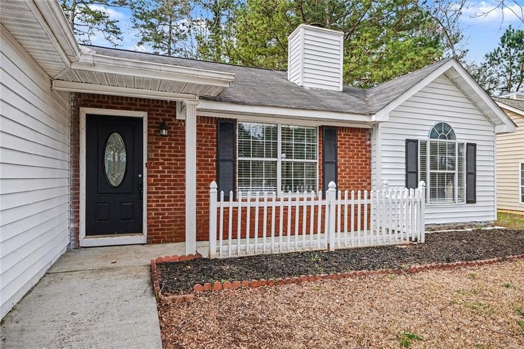 3 bedroom, 2 bathroom, 1,389 sq ft single family residence for sale at 1141 Sunday Lane, Jonesboro, GA 30238 — photo 2
