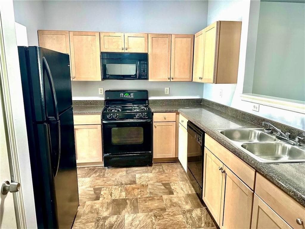 3 bedroom, 3 bathroom, 1,622 sq ft townhouse for rent at 6078 Oak Bend Court, Riverdale, GA 30296 for $1,700 a month — photo 4