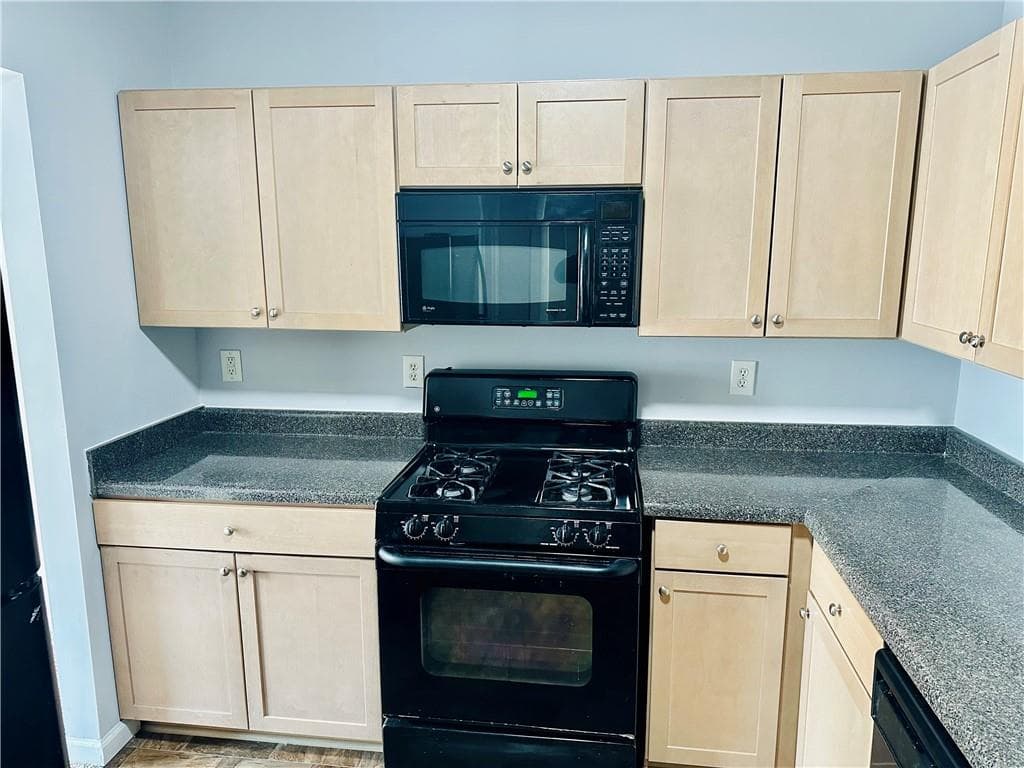 3 bedroom, 3 bathroom, 1,622 sq ft townhouse for rent at 6078 Oak Bend Court, Riverdale, GA 30296 for $1,700 a month — photo 5