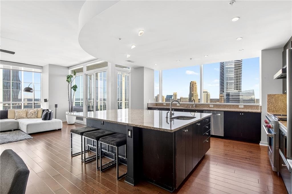 3 bedroom, 3 bathroom, 2,288 sq ft condominium sold at 3325 Piedmont Road 2901, Atlanta, GA 30305