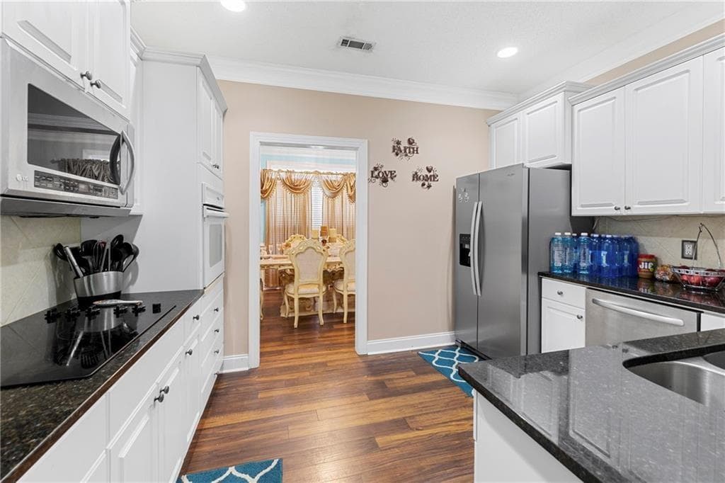 5 bedroom, 3 bathroom, 2,829 sq ft single family residence for sale at 2104 Crest Wood Drive, Conyers, GA 30094 — photo 7