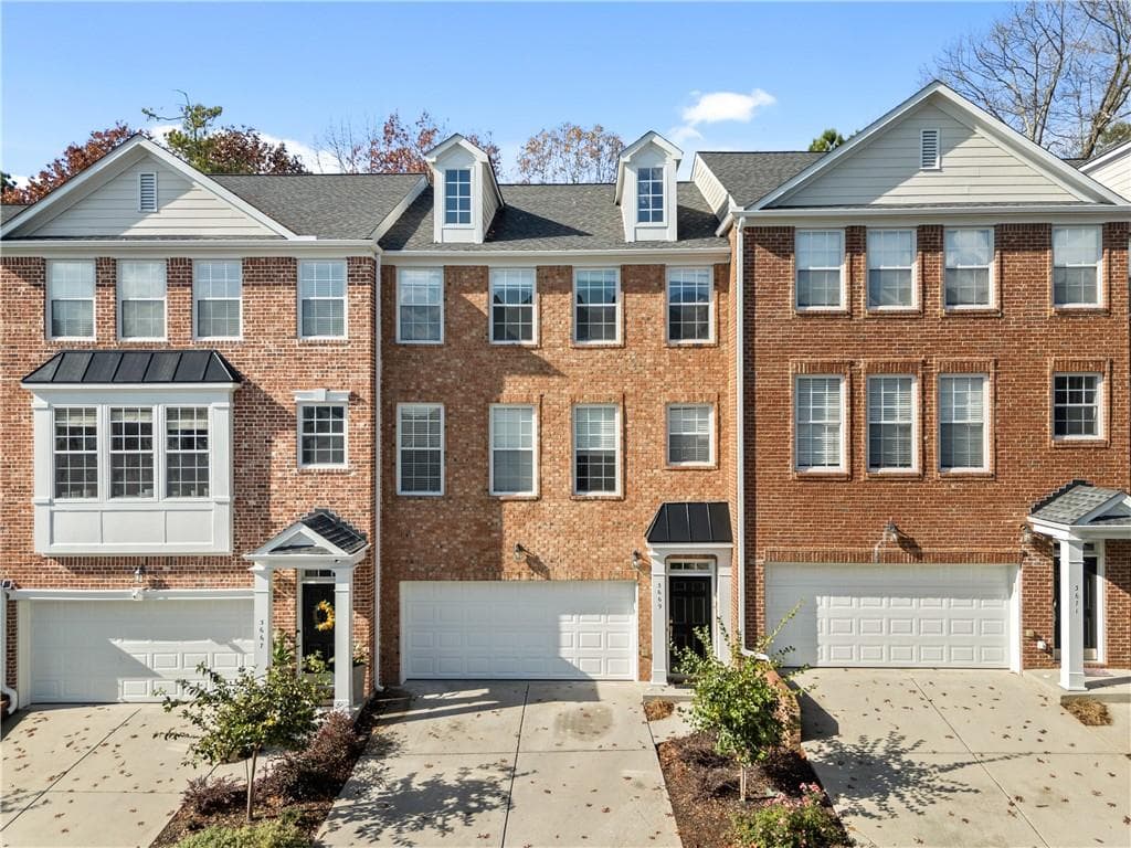 5 bedroom, 4 bathroom, 2,359 sq ft townhouse for sale at 3669 Chattahoochee Summit Drive 17, Atlanta, GA 30339 — photo 1 of 41