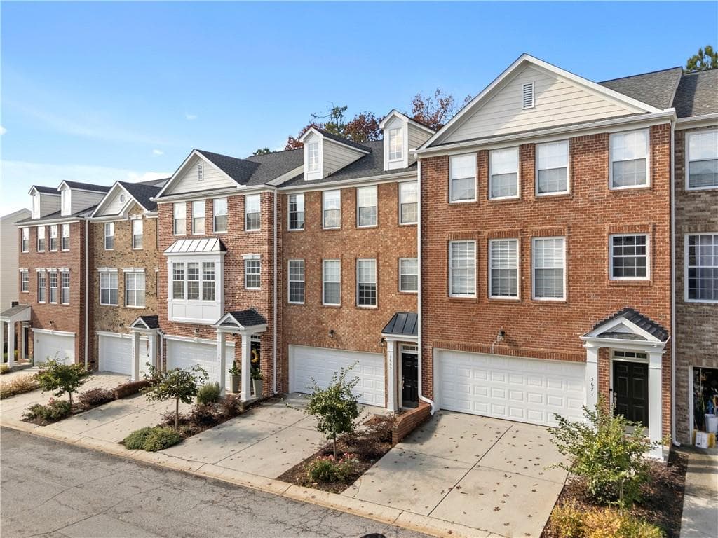 5 bedroom, 4 bathroom, 2,359 sq ft townhouse for sale at 3669 Chattahoochee Summit Drive 17, Atlanta, GA 30339 — photo 2