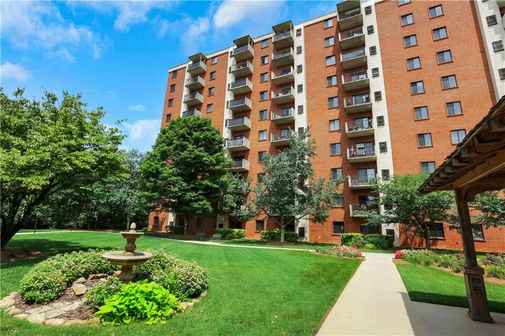2 bedroom, 2 bathroom, 1,070 sq ft condominium for sale at 300 Johnson Ferry Road B206, Sandy Springs, GA 30328 — photo 2