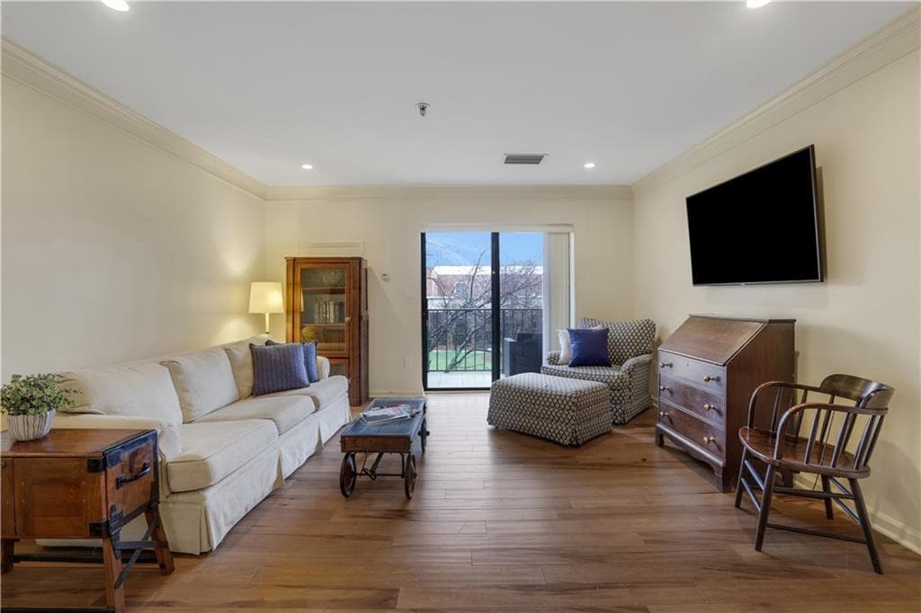 2 bedroom, 2 bathroom, 1,070 sq ft condominium for sale at 300 Johnson Ferry Road B206, Sandy Springs, GA 30328 — photo 3