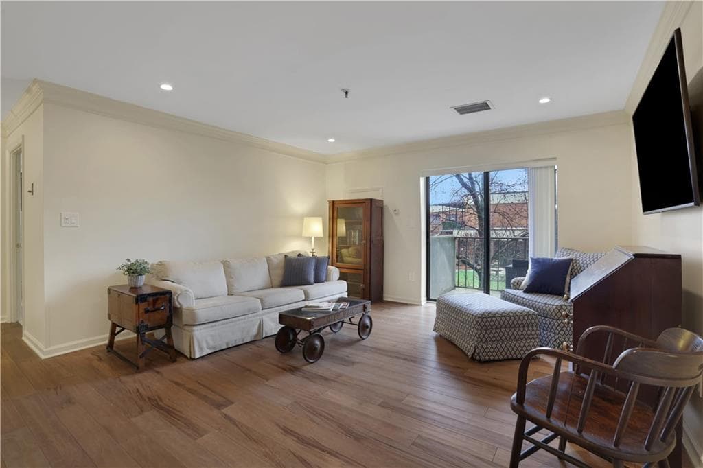 2 bedroom, 2 bathroom, 1,070 sq ft condominium for sale at 300 Johnson Ferry Road B206, Sandy Springs, GA 30328 — photo 4