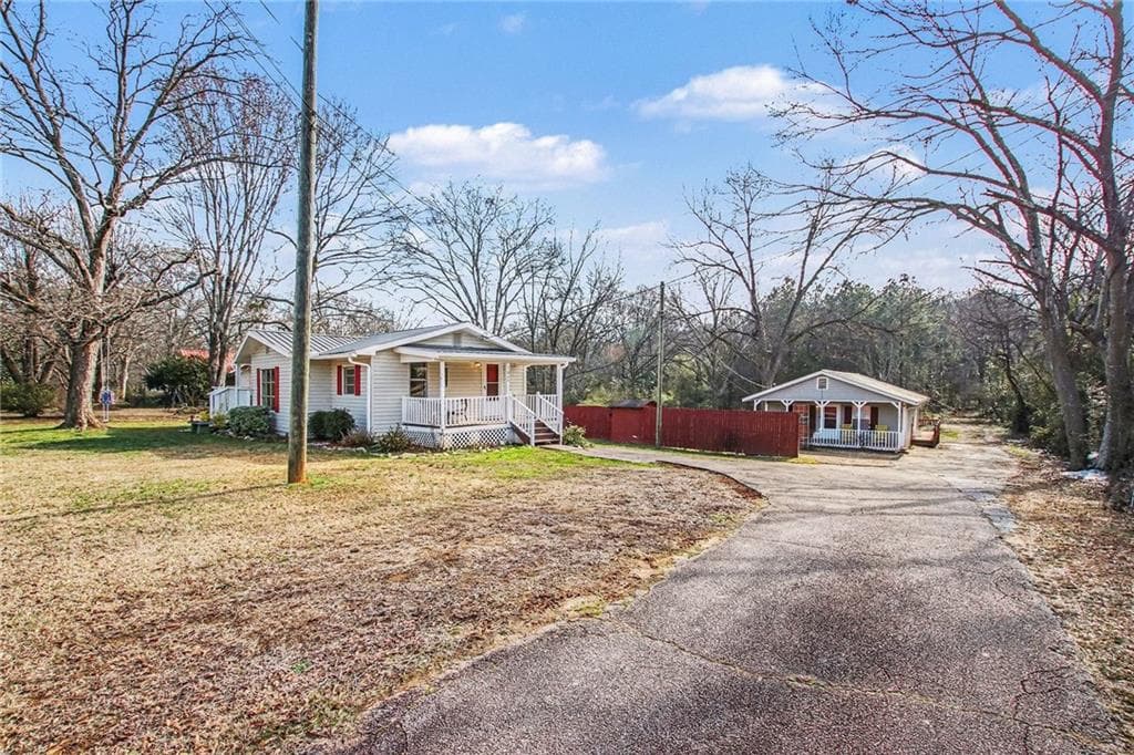 2 bedroom, 1 bathroom, 1,600 sq ft single family residence for sale at 1015 Jefferson Highway, Winder, GA 30680 — photo 4