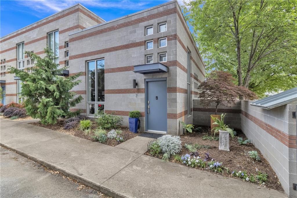 1 bedroom, 1 bathroom, 722 sq ft condominium for sale at 542 Ralph Mcgill Boulevard 7, Atlanta, GA 30312