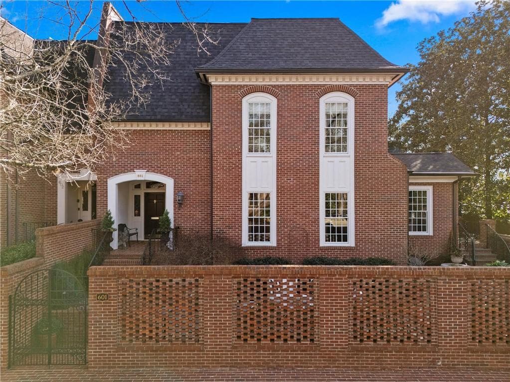 3 bedroom, 5 bathroom, 4,580 sq ft townhouse sold at 601 Townsend Place, Atlanta, GA 30327