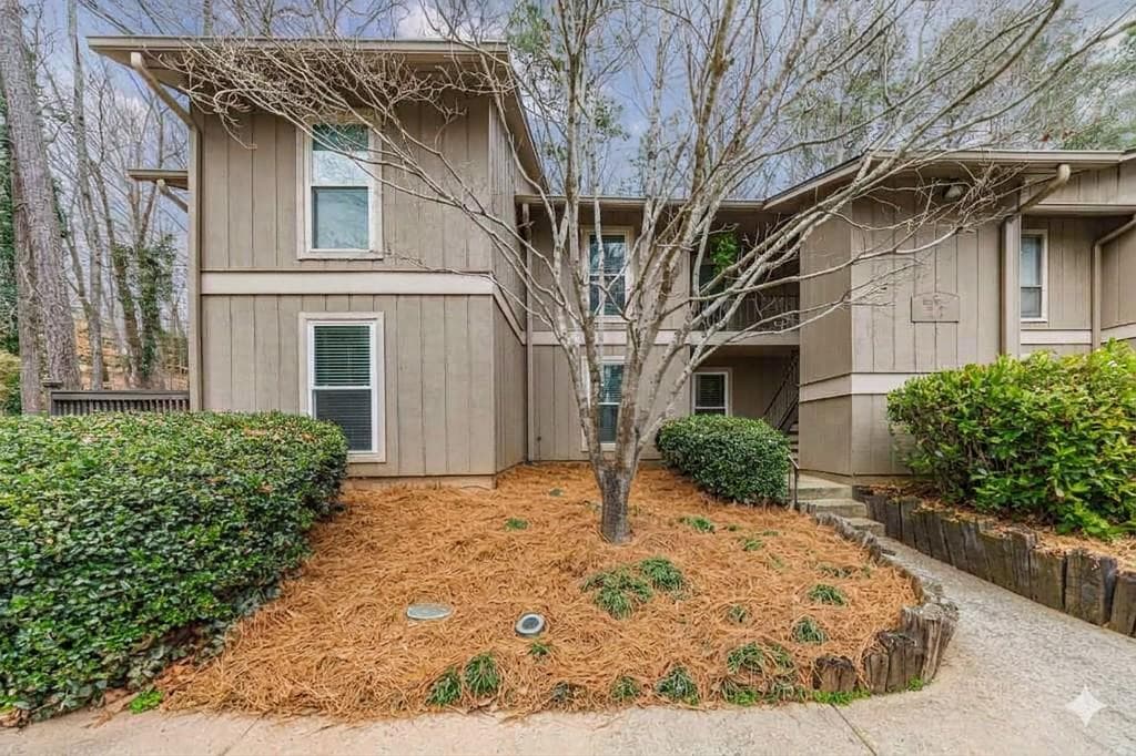 2 bedroom, 2 bathroom, 1,335 sq ft condominium sold at 8740 Roswell Road 6A, Atlanta, GA 30350