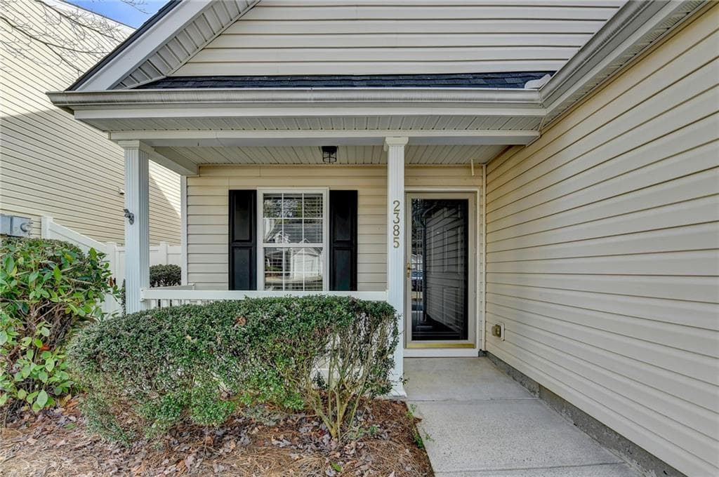 2 bedroom, 3 bathroom, 1,302 sq ft single family residence under contract at 2385 Keenland Court, Cumming, GA 30040 — photo 2