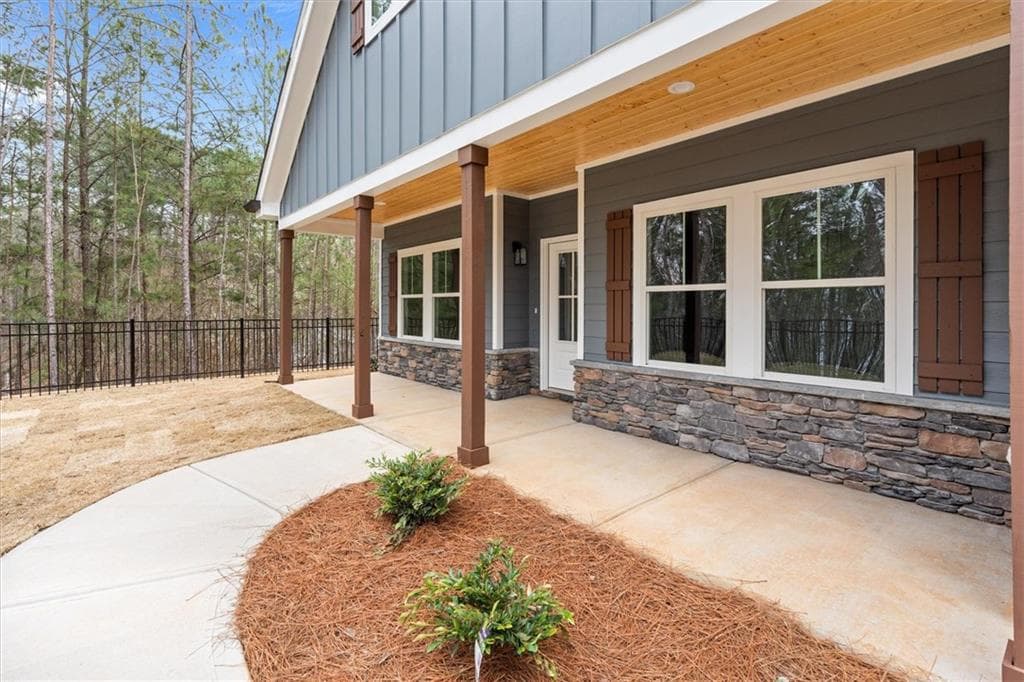 4 bedroom, 3 bathroom, 2,276 sq ft single family residence for sale at 9129 Lakeview Parkway, Villa Rica, GA 30180 — photo 4