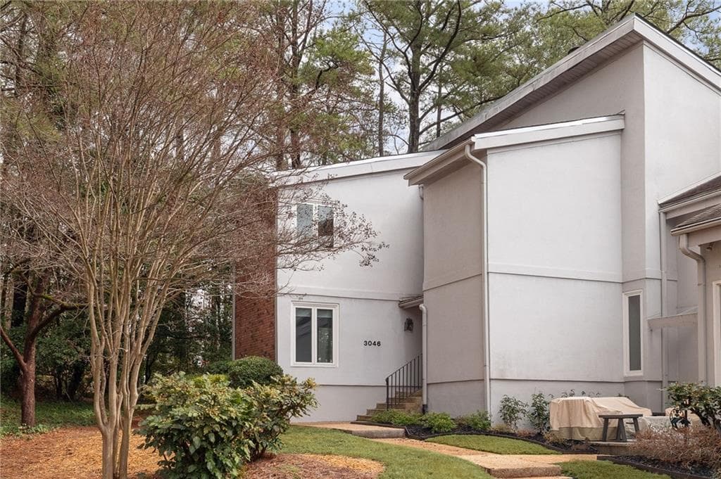 2 bedroom, 3 bathroom, 3,052 sq ft townhouse for sale at 3046 Vinings Ferry Drive, Atlanta, GA 30339