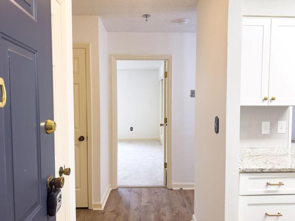 1 bedroom, 1 bathroom, 760 sq ft condominium for sale at 300 Johnson Ferry Road A305, Atlanta, GA 30328 — photo 2