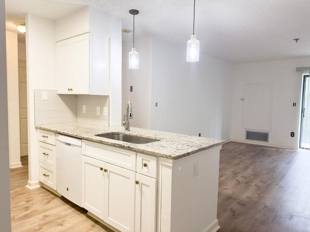 1 bedroom, 1 bathroom, 760 sq ft condominium for sale at 300 Johnson Ferry Road A305, Atlanta, GA 30328 — photo 9