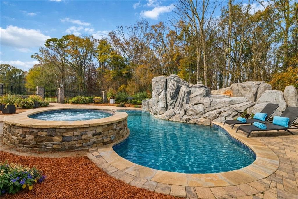 5 bedroom, 6 bathroom, 4,886 sq ft single family residence under contract at 220 River Meadow Lane, Social Circle, GA 30025 — photo 2