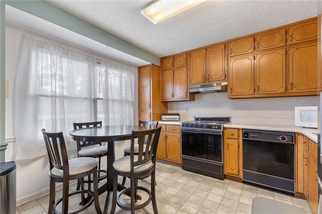 3 bedroom, 2 bathroom, 1,283 sq ft single family residence for sale at 2203 Clarendon Court, Conyers, GA 30012 — photo 6