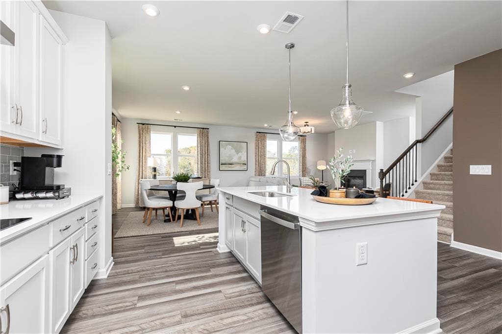 5 bedroom, 3 bathroom, 2,729 sq ft single family residence under contract at 391 Jasmine Woods Drive, Lawrenceville, GA 30046 — photo 3