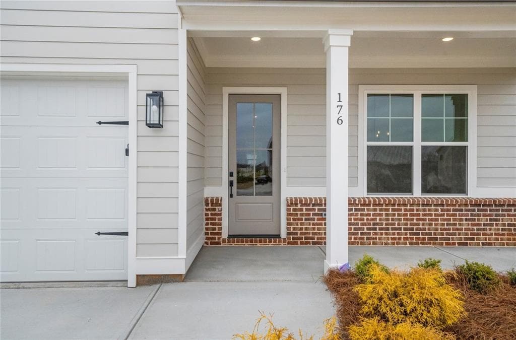 4 bedroom, 3 bathroom, 2,424 sq ft single family residence under contract at 176 Aspen Hall Drive, Canton, GA 30115 — photo 2