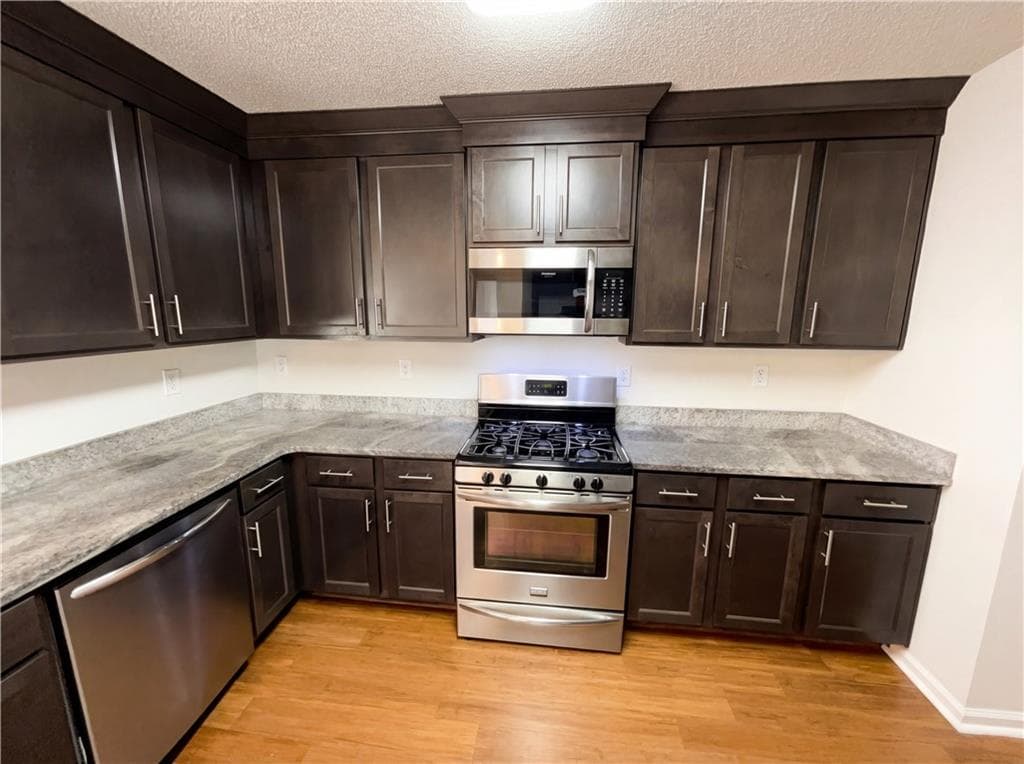 4 bedroom, 3 bathroom, 2,064 sq ft single family residence under contract at 1012 Crown Corners Drive, Mcdonough, GA 30253 — photo 2