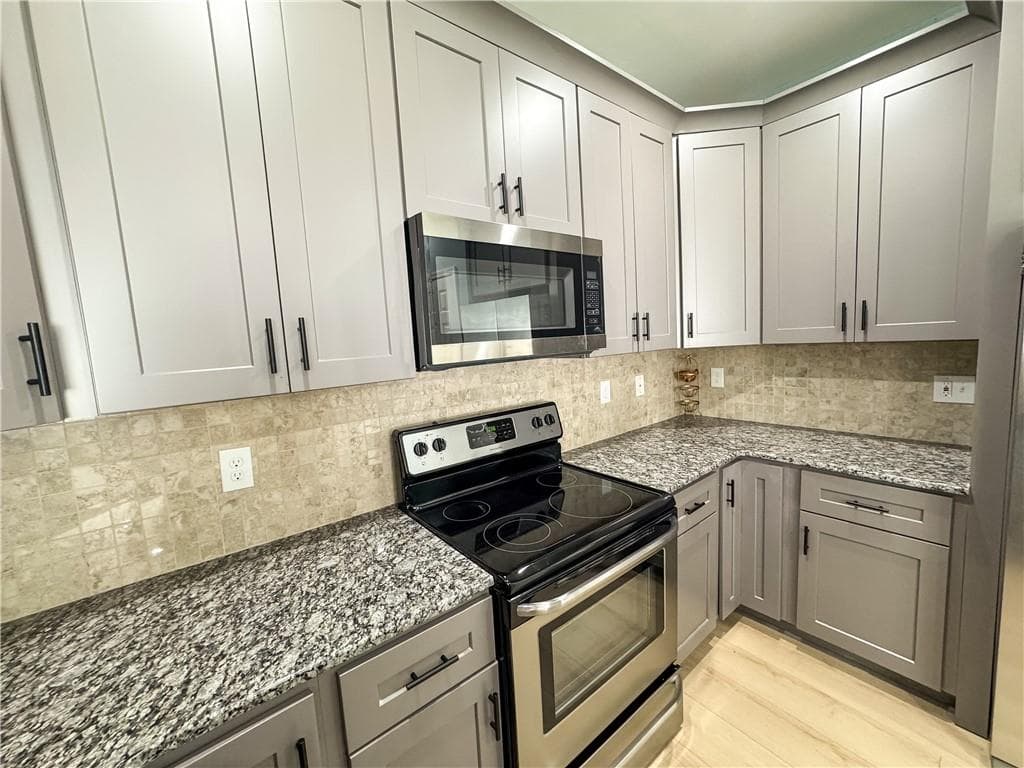 2 bedroom, 2 bathroom, 1,194 sq ft condominium under contract at 8001 Woodland Lane, Alpharetta, GA 30009 — photo 7