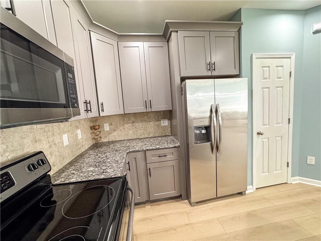 2 bedroom, 2 bathroom, 1,194 sq ft condominium under contract at 8001 Woodland Lane, Alpharetta, GA 30009 — photo 5