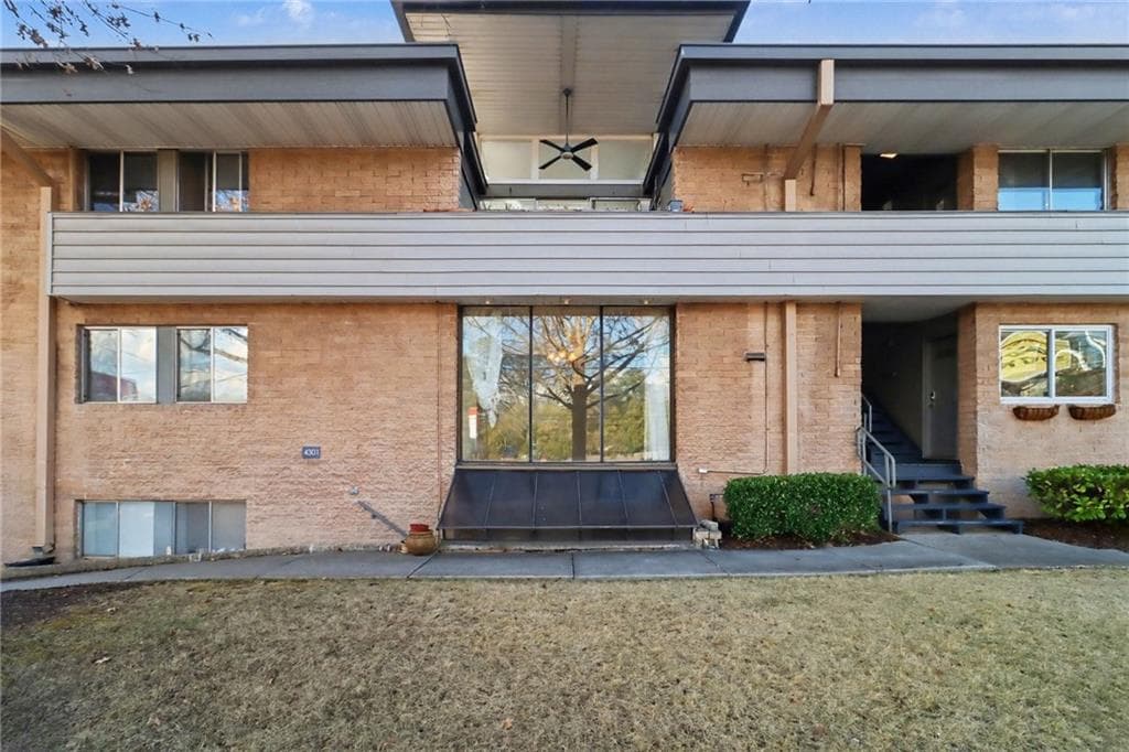 2 bedroom, 2 bathroom, 1,166 sq ft condominium sold at 4300 Roswell Road 4303, Atlanta, GA 30342