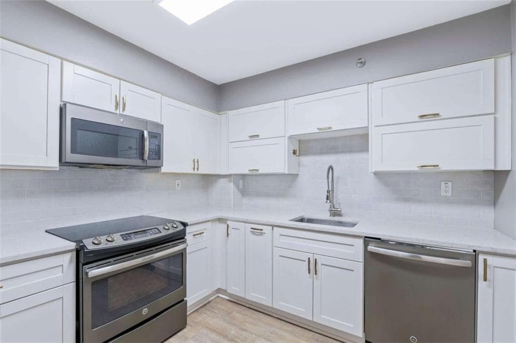 2 bedroom, 2 bathroom, 1,260 sq ft condominium under contract at 2870 Pharr Court South 2401, Atlanta, GA 30305 — photo 3