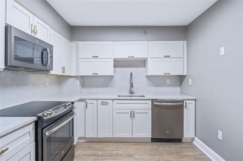 2 bedroom, 2 bathroom, 1,260 sq ft condominium under contract at 2870 Pharr Court South 2401, Atlanta, GA 30305 — photo 4