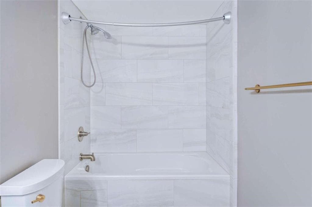 2 bedroom, 2 bathroom, 1,260 sq ft condominium under contract at 2870 Pharr Court South 2401, Atlanta, GA 30305 — photo 8