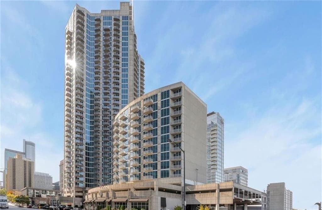 2 bedroom, 2 bathroom, 1,127 sq ft condominium for sale at 400 W Peachtree Street 2413, Atlanta, GA 30308 — photo 1 of 35