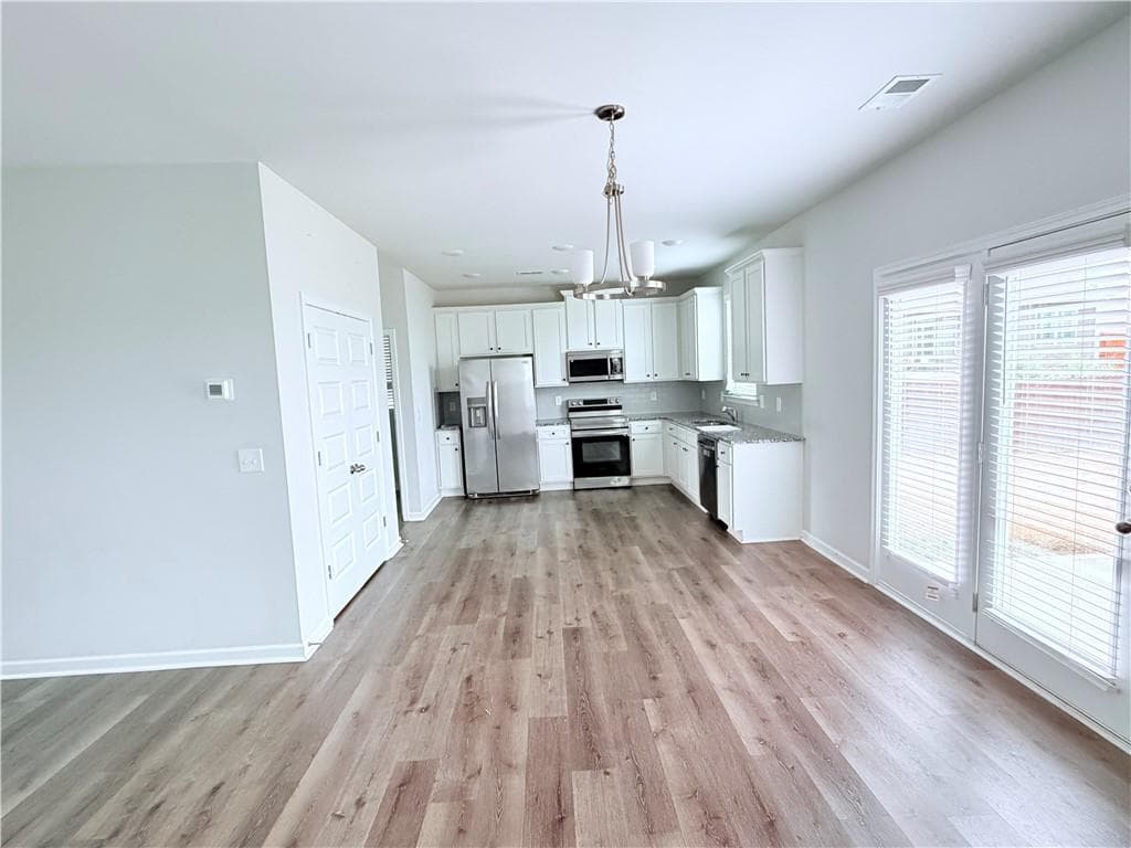 4 bedroom, 3 bathroom single family residence for rent at 409 Mcginnis Circle, Calhoun, GA 30701 for $2,000 a month — photo 5