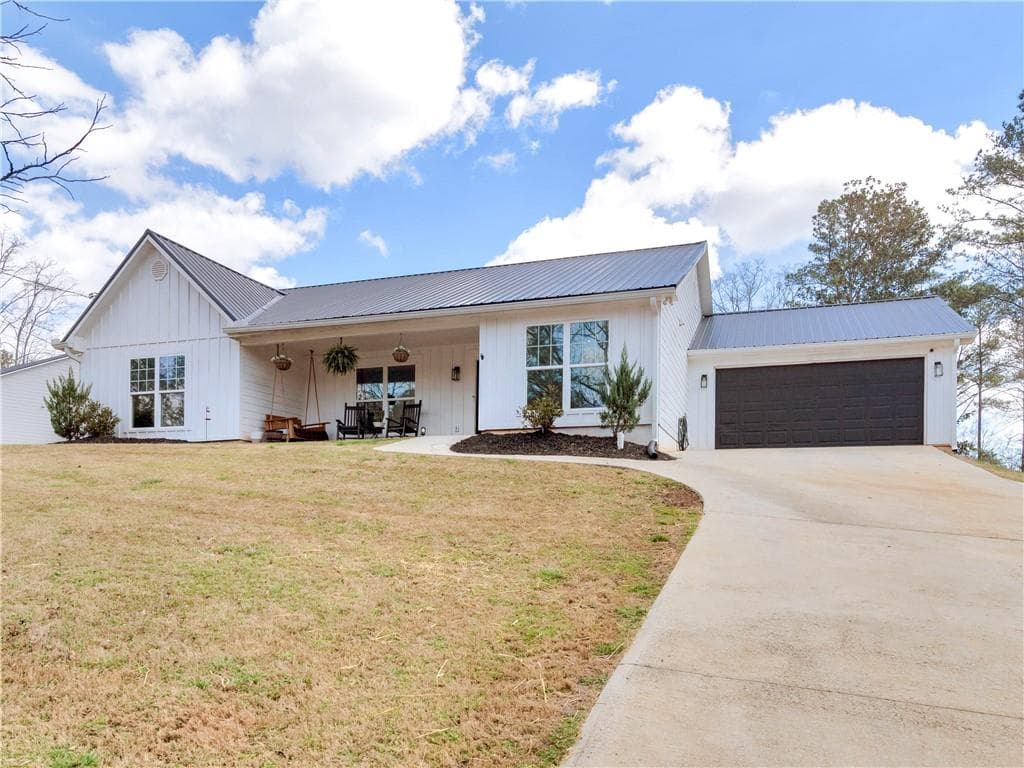 4 bedroom, 2 bathroom, 2,320 sq ft single family residence for sale at 215 Almon Avenue, Tallapoosa, GA 30176 — photo 2