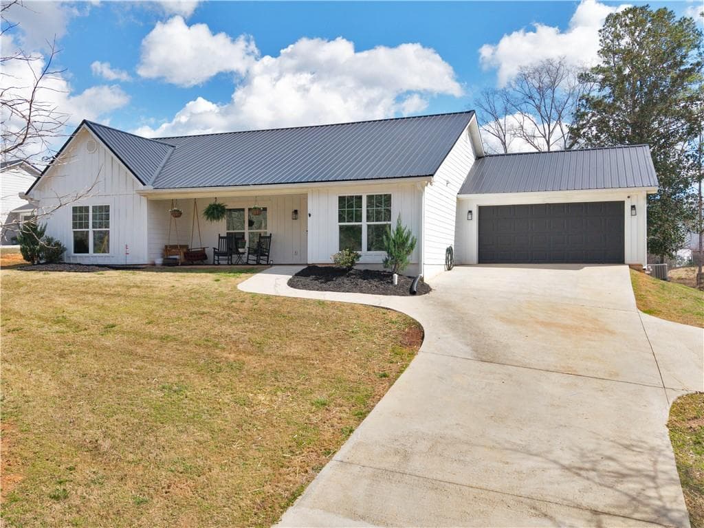 4 bedroom, 2 bathroom, 2,320 sq ft single family residence for sale at 215 Almon Avenue, Tallapoosa, GA 30176 — photo 3