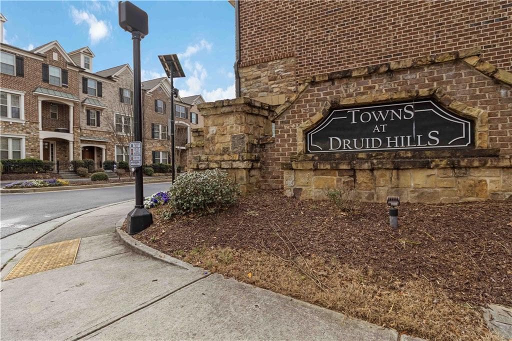 4 bedroom, 4 bathroom, 2,807 sq ft townhouse for sale at 1437 Druid Manor Boulevard, Atlanta, GA 30329 — photo 2